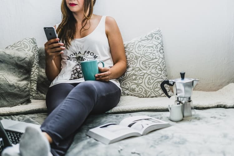 journée type femme lit déjeuner café ordinateur livre 