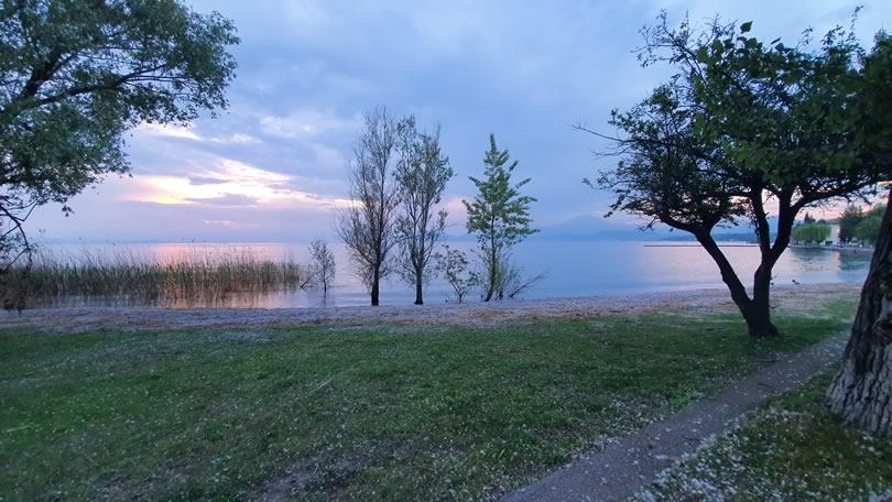 Bord du lac à Lazise, en Italie