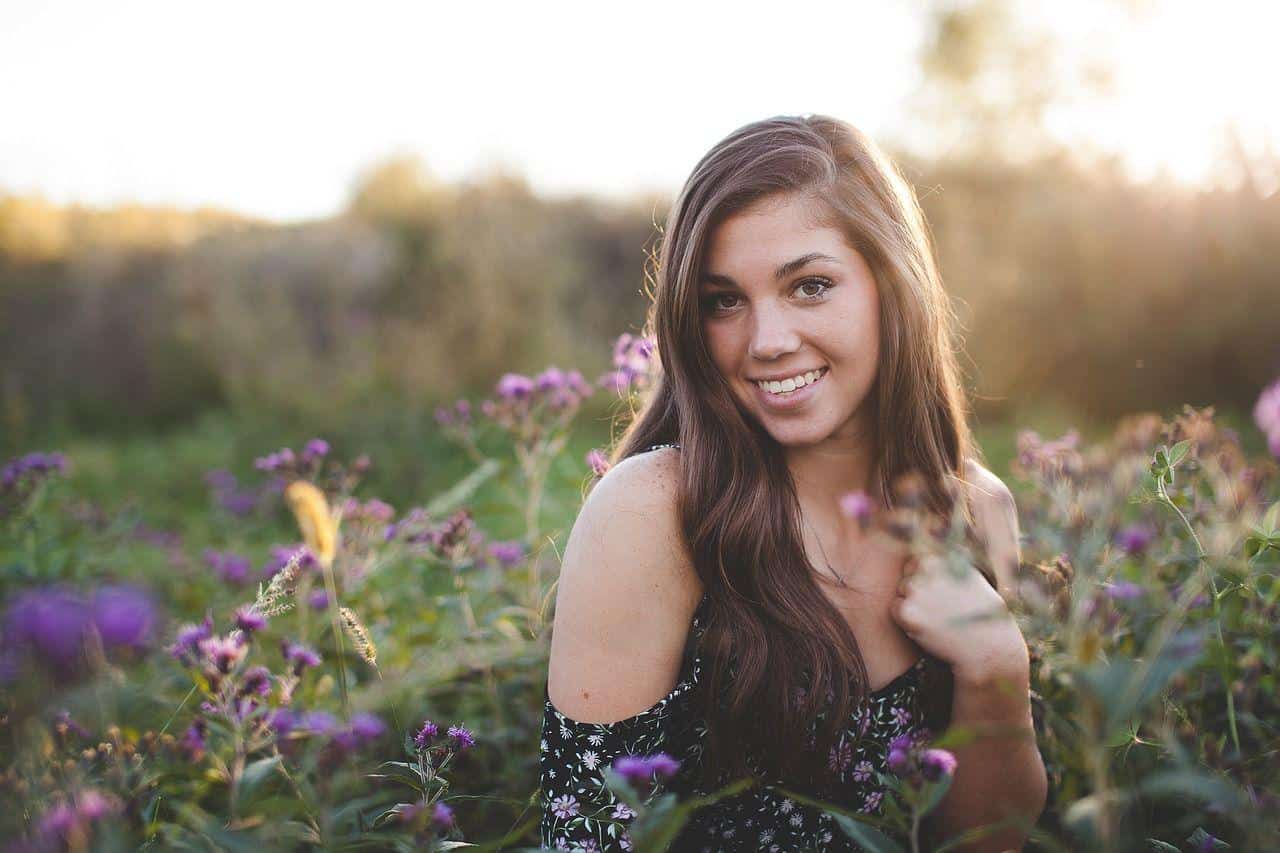 Jolie femme dans un champ de fleurs