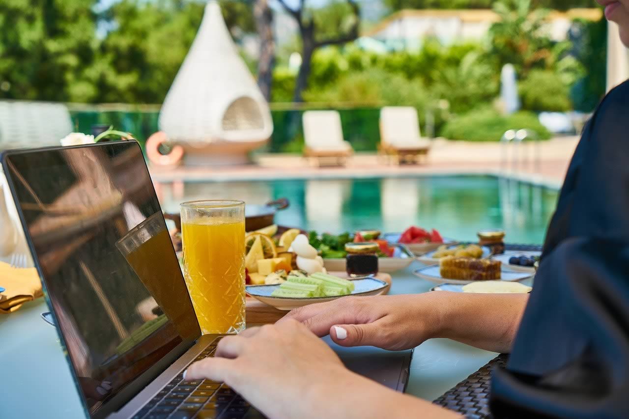 métier qui paye bien et permet de travailler au bord de la piscine :)