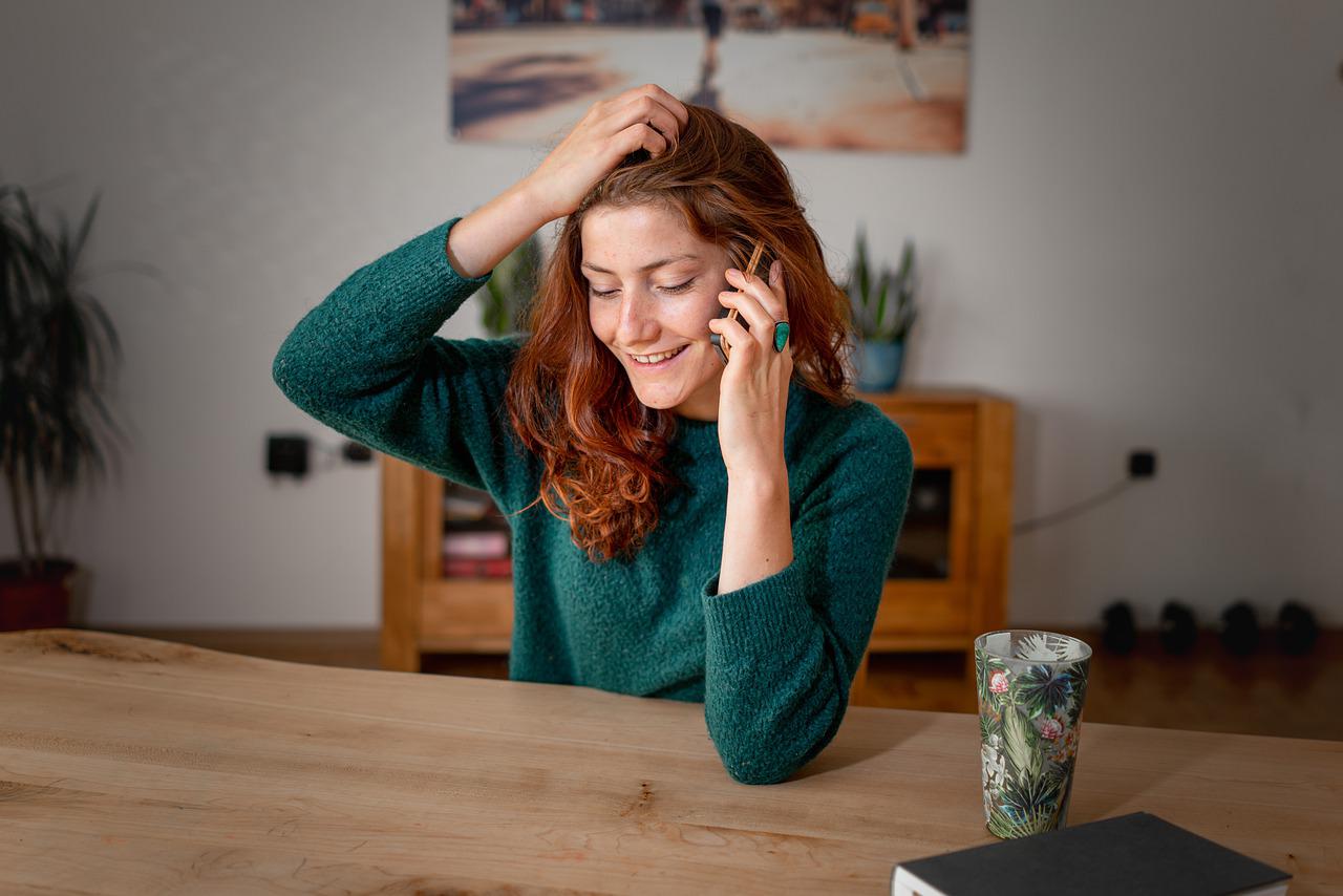 devenir closer : une femme parle au téléphone à un client